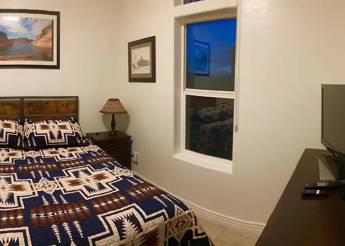 Local View Pet Friendly Boat Parking Close To Antelope Canyon & Horseshoebend